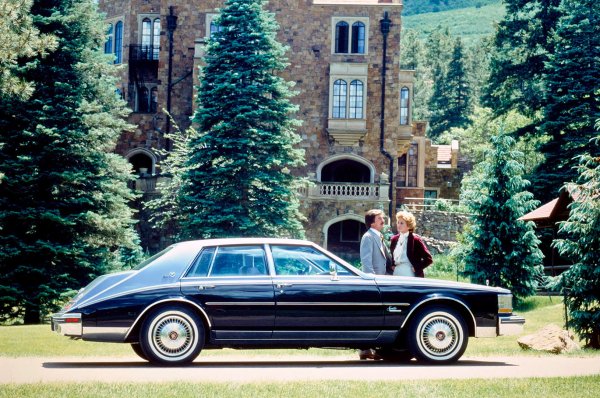 Който не е купил Cadillac с дизелов двигател в началото на 80-те години, е ударил бинго. Ясно, при българите това е излишно уточнение. Но бензиновата алтернатива V8 дойде с технология за работен обем при поискване, наречена V8-6-4, която изключва двойки цилиндри в зависимост от натоварването на двигателя.
GM смело инсталира системата в цялата гама на Cadillac от 1981 година. (с изключение на неговите дизели).

Проблемът беше, че електрониката беше в начален стадий с бавна изчислителна мощност и системата не работеше, което правеше колите почти невъзможни за управление. На дилърите беше казано да "скипнат" системата, така че двигателят просто да работи на всичките осем цилиндъра през цялото време. Но всичко приключи след една моделна година. Щяха са минат две десетилетия преди деактивирането на цилиндрите да се върне на мода - този път подпомогнато от много по-голяма изчислителна мощност.
